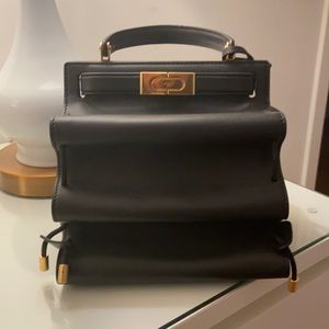 Never been used (received as a gift!) purse! Chic